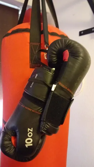 Saco de boxeo rojo y guantes