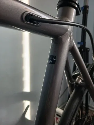 Bicicleta de carretera gris Marca,l'apierre.
