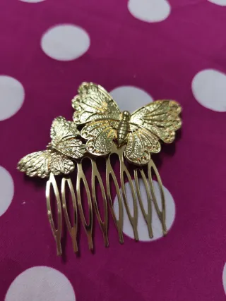 Peinetas doradas con mariposas