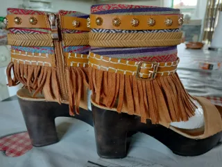 Sandalias de tacón con flecos y tiras
