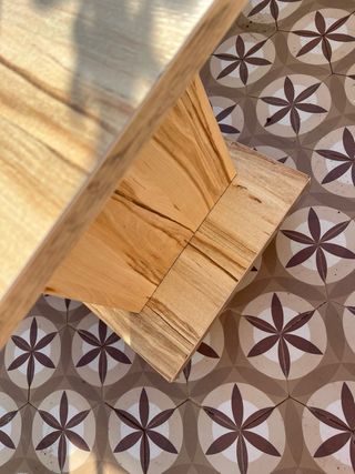 Mesa auxiliar madera hecha a mano