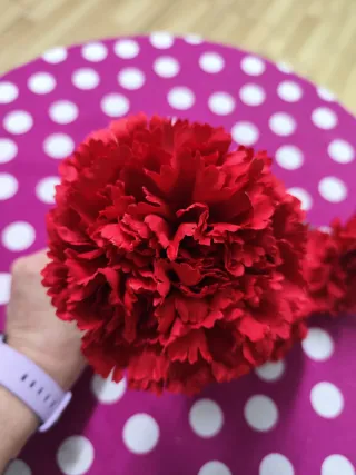 Flor roja artificial