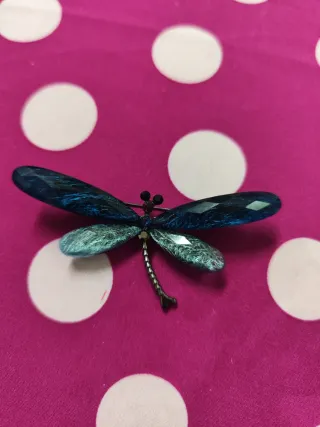 Broche libélula rosa y plateado