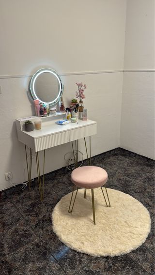 Tocador de maquillaje blanco con espejo LED