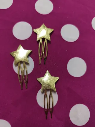 Peinetas doradas con forma de estrella