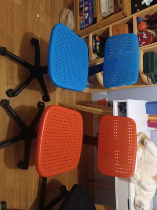 Sillas de escritorio de plástico azul y naranja