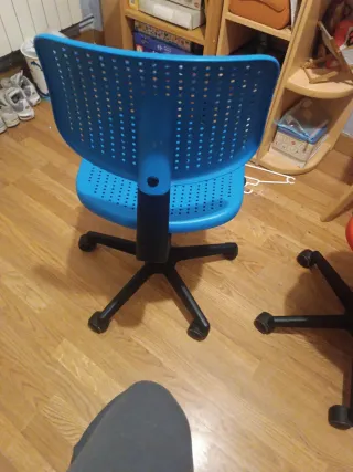 Sillas de escritorio de plástico azul y naranja