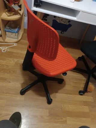 Sillas de escritorio de plástico azul y naranja