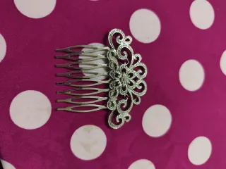 Peina plateada con diseño floral