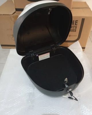 Baúl Piaggio Negro y Blanco