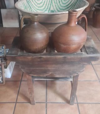 Antigüedades Cantarera con sus cántaros granadinos