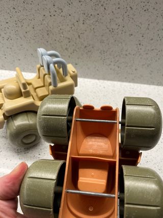 2 Giocattoli Jeep e Auto da Corsa