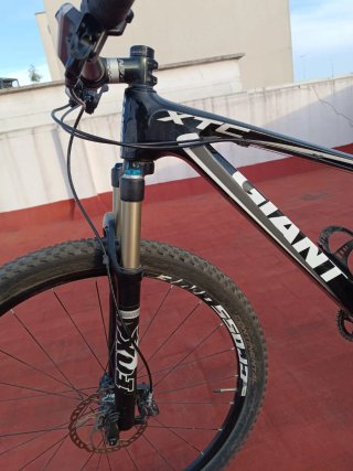 Bicicleta de montaña Giant carbono