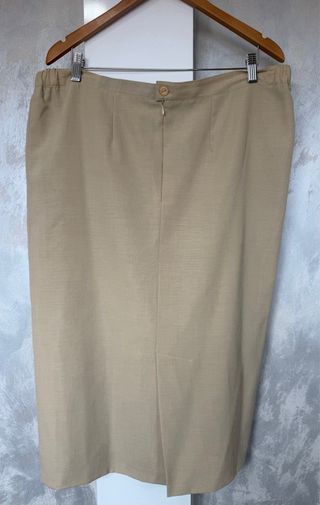 Traje de falda beige