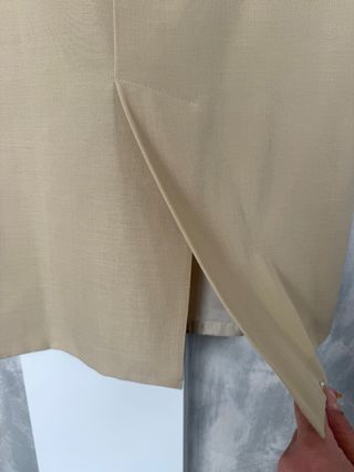 Traje de falda beige