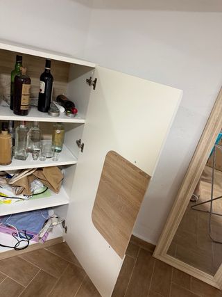 Mueble de salón blanco y madera