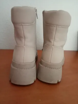 Botas Beige con Cordones y Cremallera