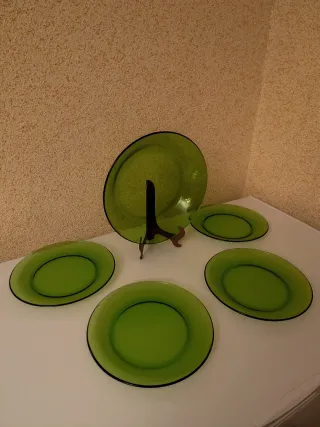 Platos llanos Duralex y fuente grande