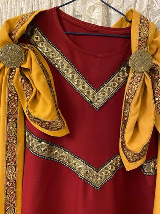 Traje romana con capa bolso y adornos