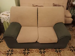 Sofá de tela beige y verde