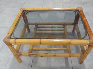 Estantería y mesas auxiliares de bambú