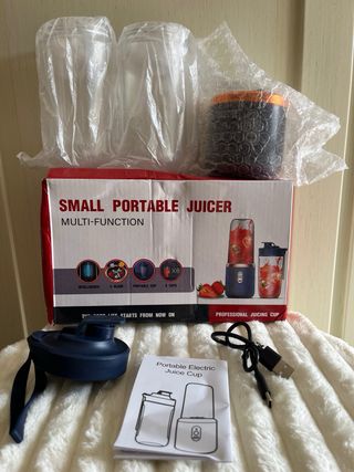 Frullatore portatile elettrico con due bicchieri.