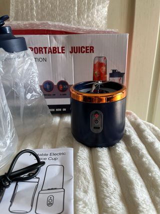 Frullatore portatile elettrico con due bicchieri.