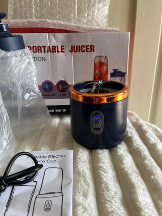 Frullatore portatile elettrico con due bicchieri.