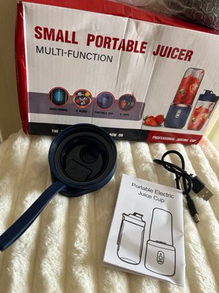 Frullatore portatile elettrico con due bicchieri.