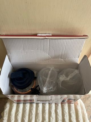 Frullatore portatile elettrico con due bicchieri.