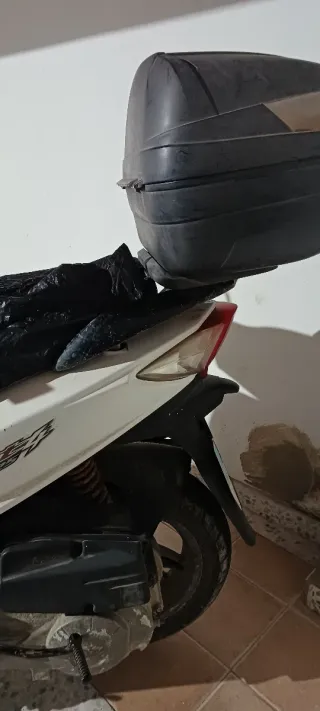 Moto SYM 125 Scooter Automática Blanca