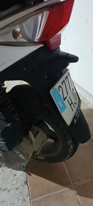 Moto SYM 125 Scooter Automática Blanca