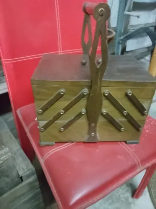 Costurero antiguo de madera y metal