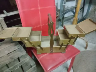 Costurero antiguo de madera y metal