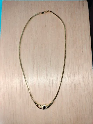 Collar dorado con piedra negra