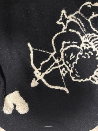 Jersey Negro Cupido y Corazón