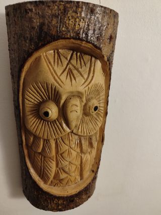 4 figuras talladas en tronco de madera