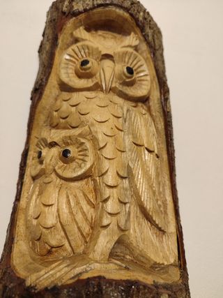 4 figuras talladas en tronco de madera