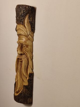 4 figuras talladas en tronco de madera