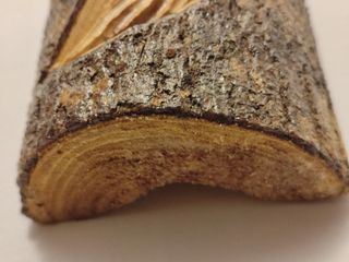 4 figuras talladas en tronco de madera