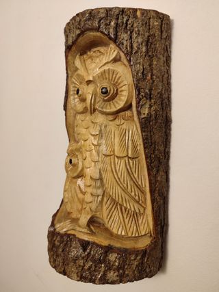 4 figuras talladas en tronco de madera