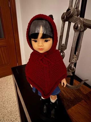 Poncho tejido a mano para muñecas tipo Paola Reina