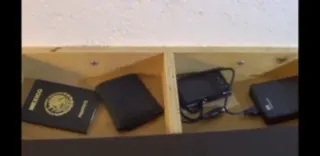 Estantería flotante con cajón