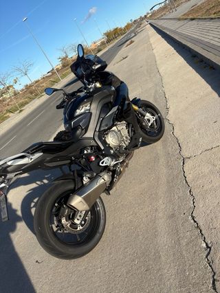 BMW S1000 XR  triple Black lleva Carbono Edition