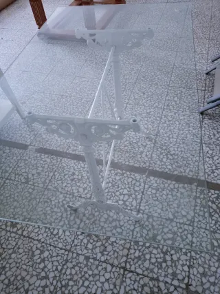 Mesa de hierro forjado y cristal