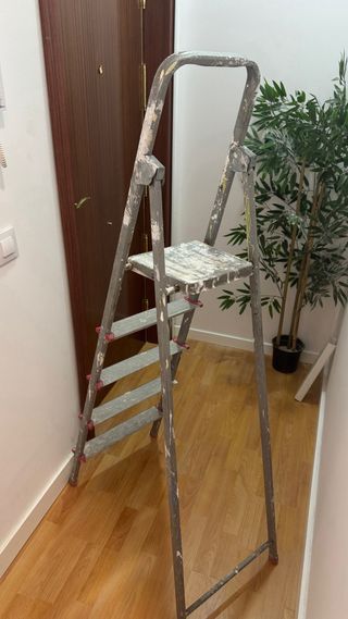 Escalera plegable de 4 peldaños