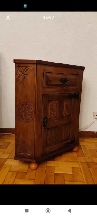 Mueble esquinero de madera tallada