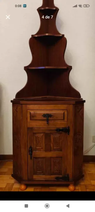 Mueble esquinero de madera tallada