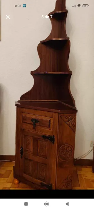 Mueble esquinero de madera tallada