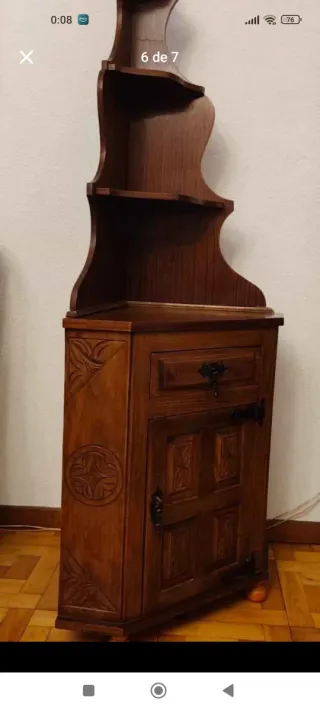 Mueble esquinero de madera tallada